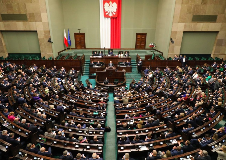Obrady Sejmu RP Tak zmieniło się poparcie dla partii politycznych. Zobacz najnowszy sondaż