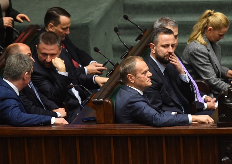 Sejm / premier Donald Tusk w towarzystwie innych polityków Gorąco w Sejmie. Trwa debata ws. mediów publicznych
