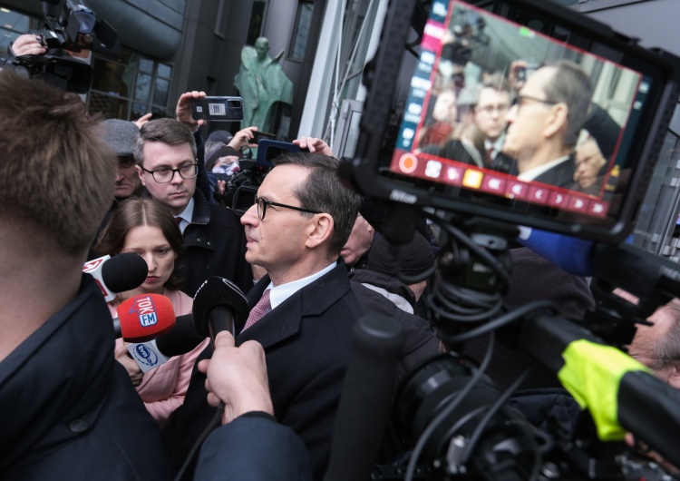 Mateusz Morawiecki Morawiecki w siedzibie TVP: To, z czym mamy do czynienia, jest pierwszym krokiem w kierunku dyktatury