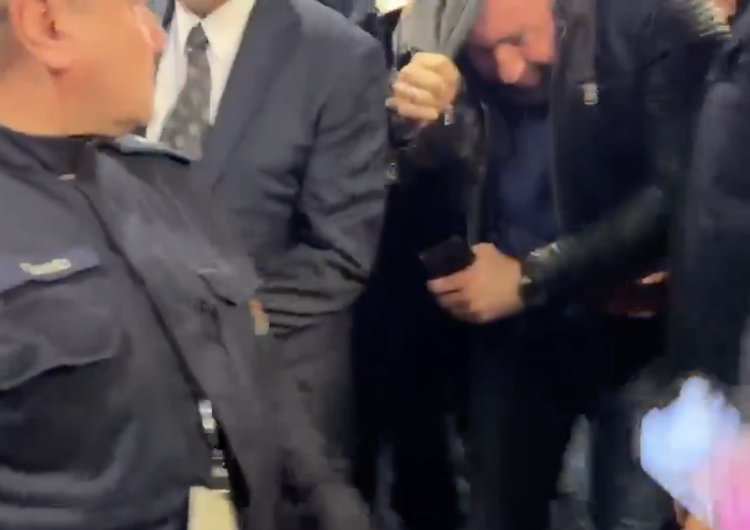 Policja wyprowadziła mężczyznę z biura prezesa TVP  Poseł PiS poturbowana. Policja wyprowadziła mężczyznę z biura prezesa TVP [WIDEO]