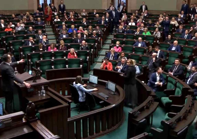 Posiedzenie Sejmu O pobiciu poseł PiS. Brawa od strony sejmowych ław Koalicji Obywatelskiej