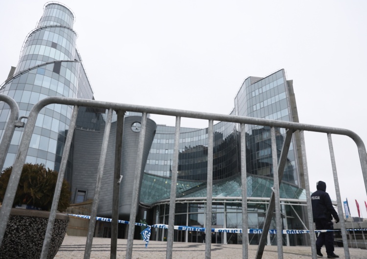 Barierki zniknęły spod Sejmu, ale właśnie pojawiają się pod TVP