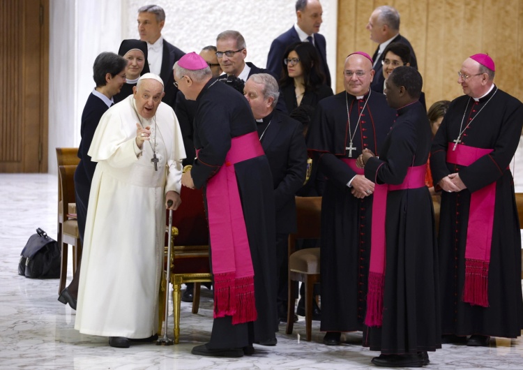 Papież Franciszek w auli Pawła VI Franciszek na spotkaniu bożonarodzeniowym w Kurii Rzymskiej: Słuchać. rozeznawać, wędrować