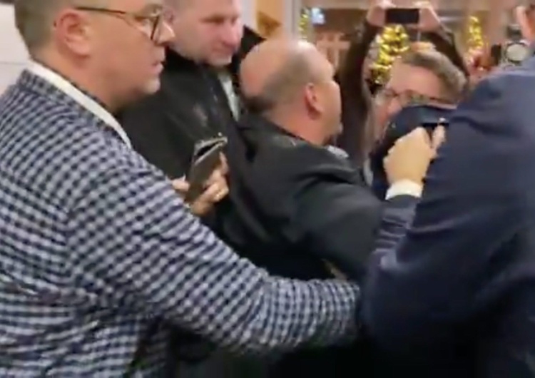„Silni panowie” wtargnęli w nocy do siedziby PAP. Nagranie z nocy „Silni panowie” wtargnęli w nocy do siedziby PAP. „Atak na posła!” [WIDEO]
