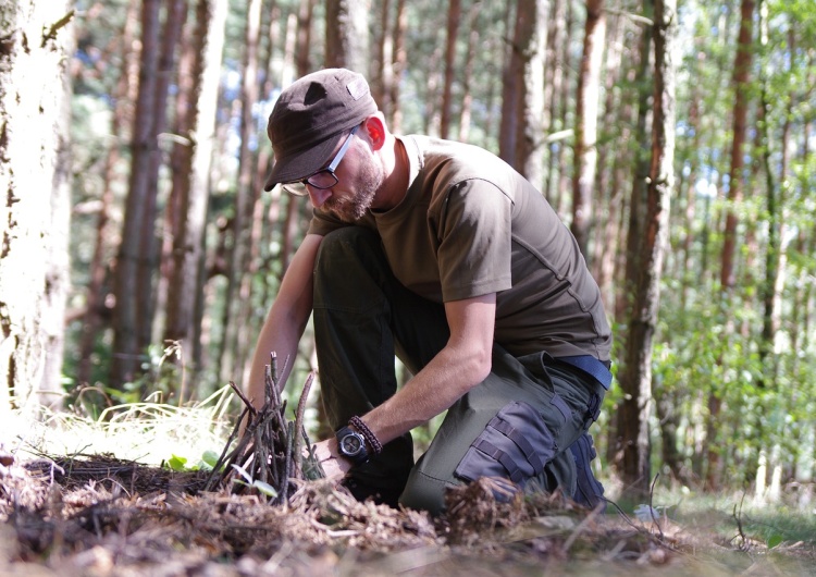 Survival, preppering. Ilustracja poglądowa Marcin Bąk: Jak się przygotować na gorszy scenariusz? 