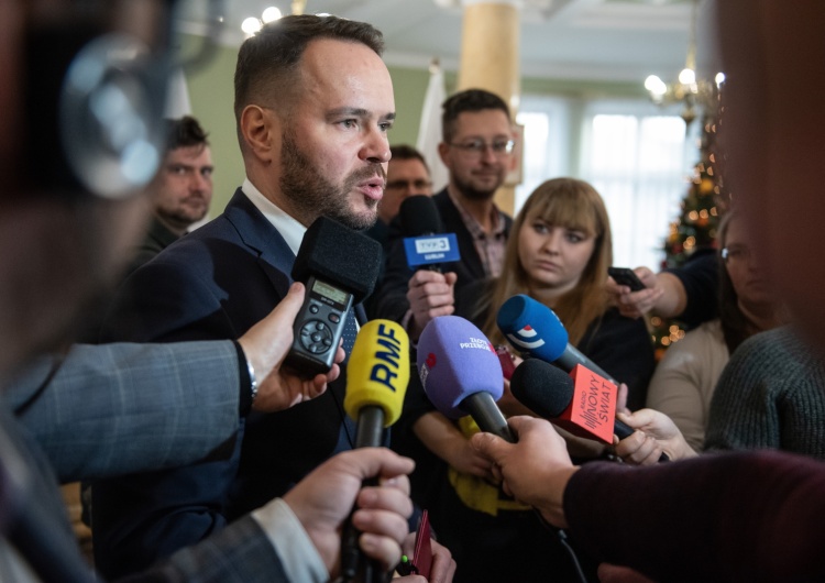 Krzysztof Komorski Nowy wojewoda lubelski podjął decyzję o ściągnięciu krzyża. Teraz przeprasza