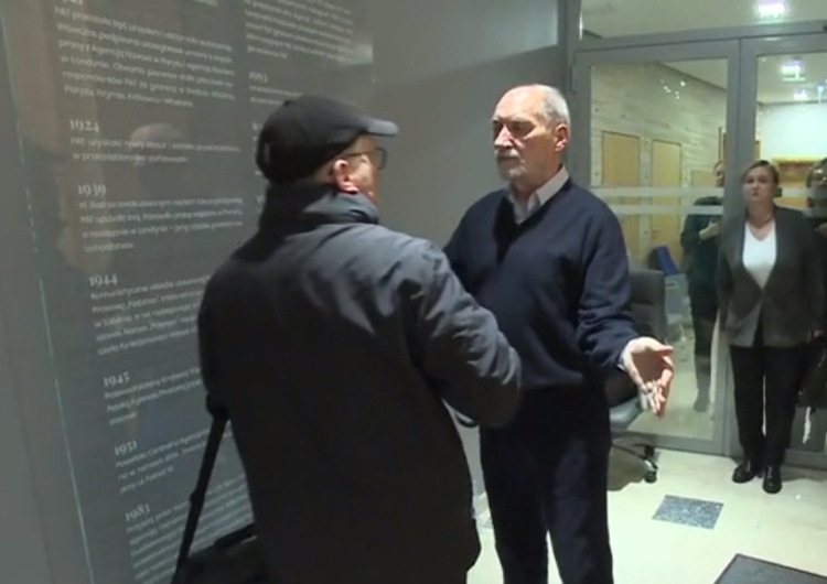 Przepychanka w siedzibie PAP [WIDEO] Gorąco w siedzibie PAP: Doszło do przepychanki z Antonim Macierewiczem