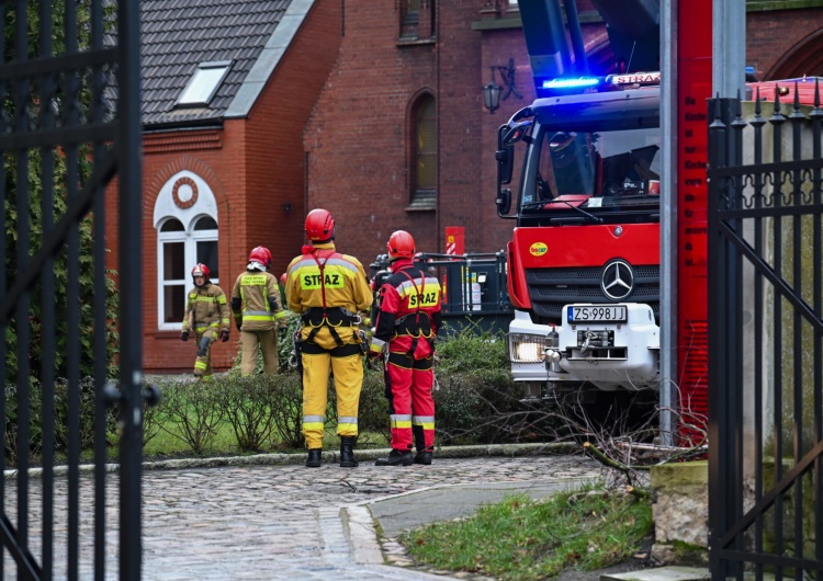 Szczecin, 26 grudnia 2023. Na wieży kościoła pw. Świętej Trójcy wiatr zerwał poszycie dachu W tych regionach będzie bardzo niebezpiecznie. Jest ostrzeżenie IMGW