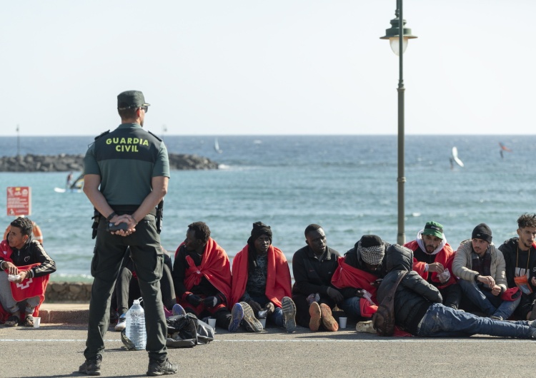 Migranci u wybrzeży Hiszpanii Migranci szturmują Wyspy Kanaryjskie. Niepokojący raport 