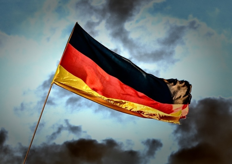 Niemiecka flaga Niemieckie media: niemiecki dobrobyt coraz bardziej chwiejny