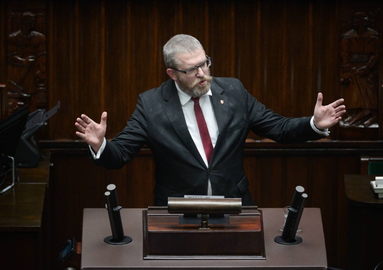 Grzegorz Braun Czy Grzegorz. Braun powinien dalej być posłem? Polacy odpowiedzieli [SONDAŻ]