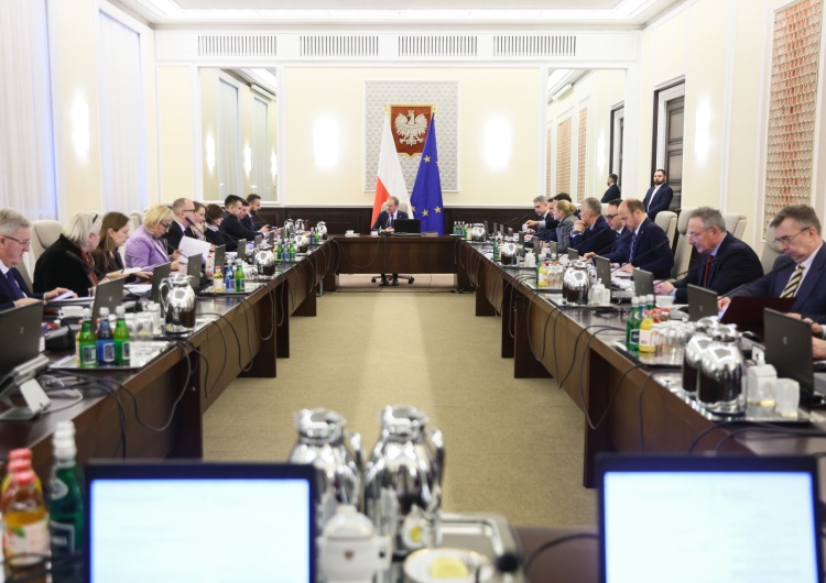Posiedzenie rządu „Andrzej Duda może się nauczy, że jak się sika...”. Żenujący komentarz ministerstwa rządu Tuska