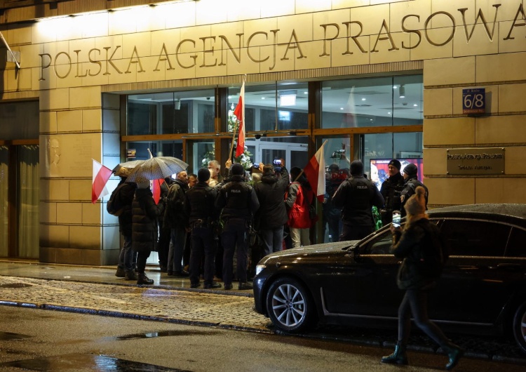 Warszawa, 21.12.2023. Demonstracja przed siedzibą Polskiej Agencji Prasowej Jest komunikat likwidatora PAP