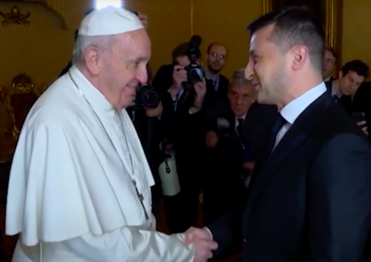 Papież Franciszek i Wołodymyr Zełenski Zełenski relacjonuje rozmowę z papieżem Franciszkiem: 