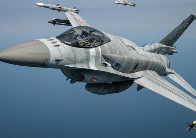 Polskie myśliwce F-16 Dowództwo Operacyjne: W związku z atakiem rakietowym na Ukrainę Polska poderwała myśliwce F-16