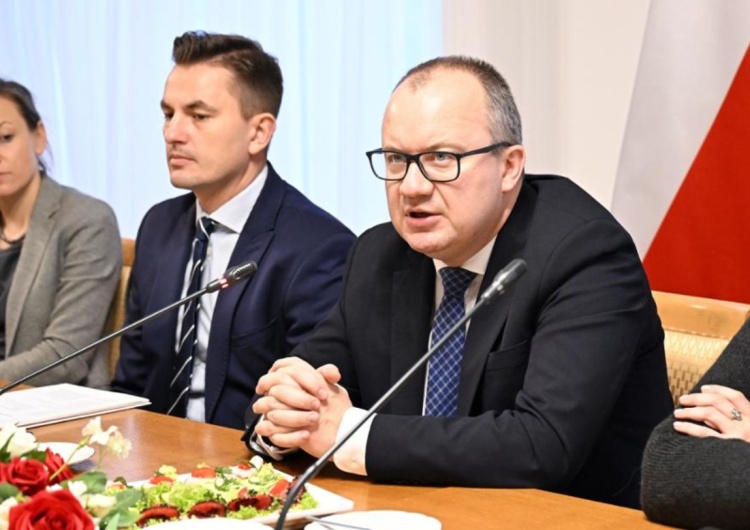 Adam Bodnar Bodnar: „Przywracamy tę konstytucyjność i szukamy podstawy prawnej, żeby to zrobić”. Zbigniew Kuźmiuk: Katastrofa już na starcie