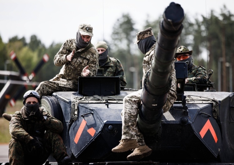 Ukraińscy żołnierze na czołgu Leopard 1A5 w centrum szkoleniowym Bundeswehry w Klietz w Niemczech, 5 maja 2023 r.  Niemcy wysłali na Ukrainę Leopardy, ale… nie wysłali części zamiennych