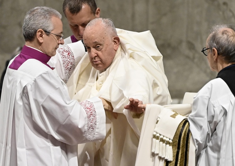 Papież Franciszek W Kaplicy Sykstyńskiej Franciszek ochrzcił dziś szesnaścioro dzieci 