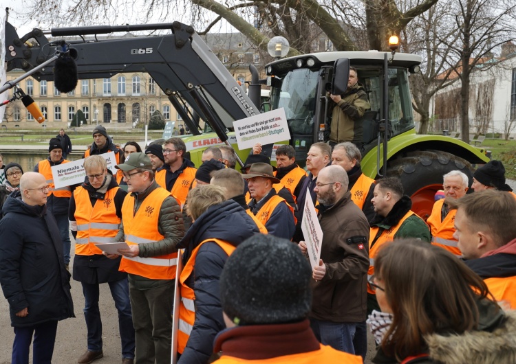Protestujący niemieccy rolnicy Niemieckie media przerażone protestami niemieckich rolników, pojawiają się już porównania do nazistów