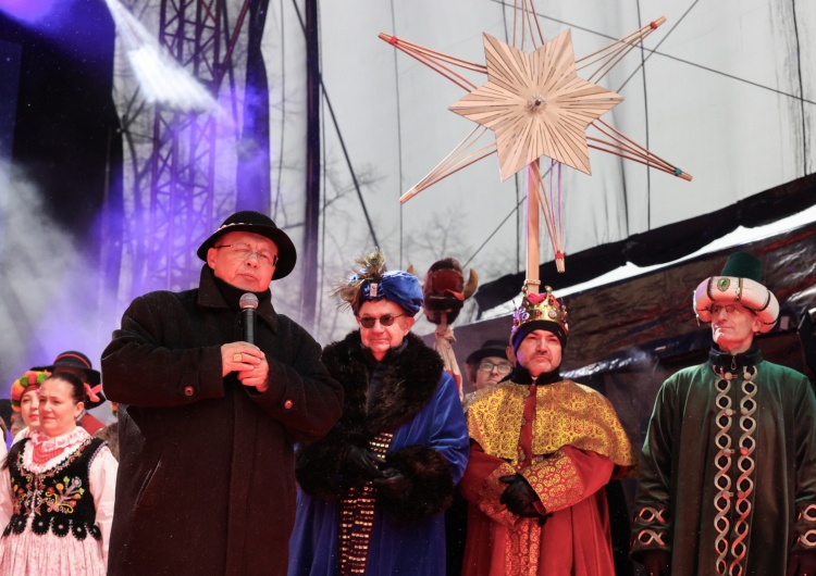 Kard. Grzegorz Ryś w czasie Orszaku Trzech Króli w Łodzi Uczestnicy Orszaku Trzech Króli w Łodzi zebrali ogromną kwotę dla domu dziecka