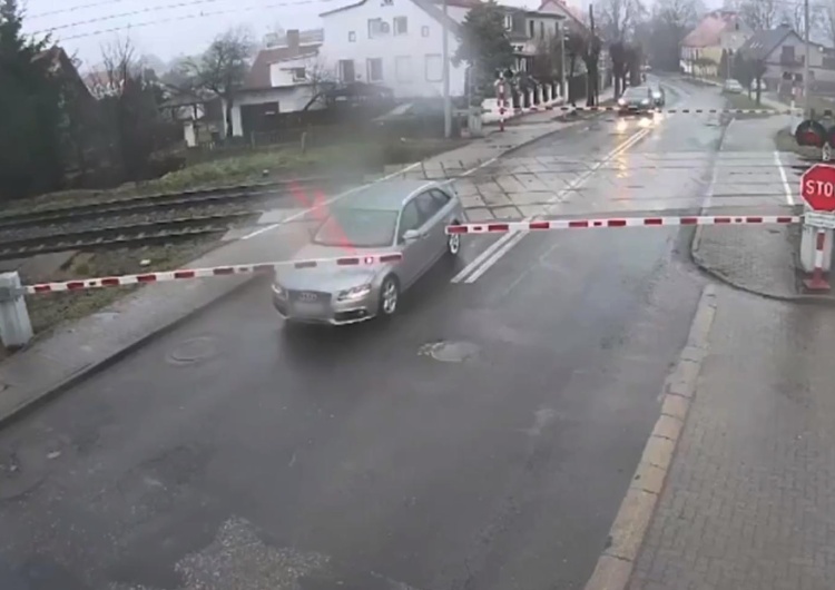 Incydent na przejeździe kolejowym O krok od tragedii. Policja publikuje nagranie ku przestrodze 