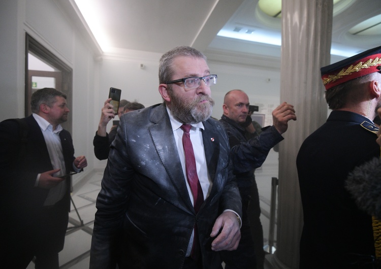 Grzegorz Braun Braun z bronią w Sejmie? Niepokojące doniesienia