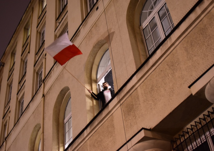 Siedziba TVP na pl. Powstańców Warszawy Raport z oblężonego... medium