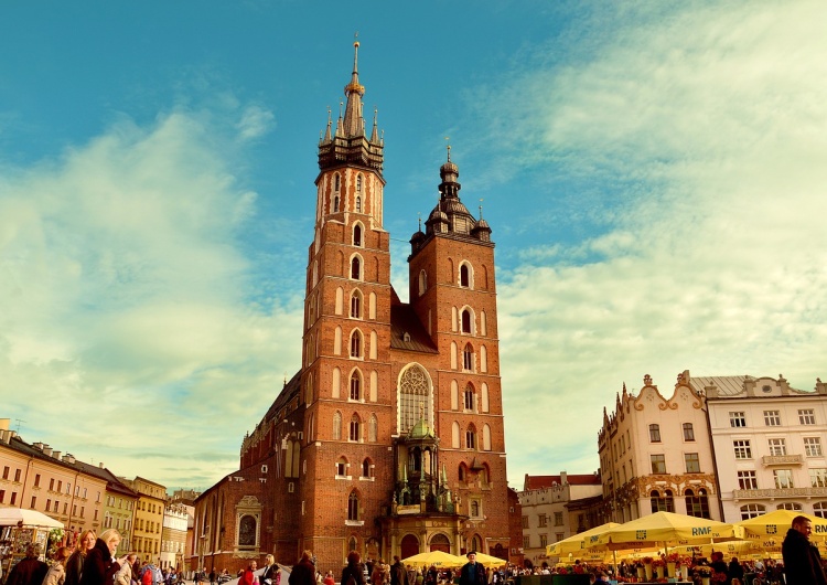 Kraków. Rynek Starego Miasta. Kościół Mariacki Strefa Czystego Transportu w Krakowie do kosza