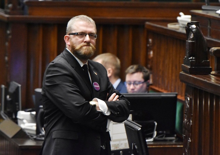 Grzegorz Braun Sprawa broni palnej Grzegorza Brauna. Hołownia zwrócił się do komendanta policji