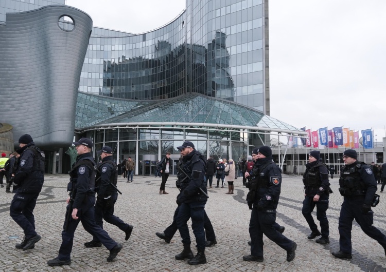 Warszawa, 20.12.2023. Funkcjonariusze policji przed budynkiem TVP przy ulicy Woronicza w Warszawie Nieoficjalnie: „Prokuratura przeszukała biuro i mieszkanie notariusz, która pomagała w skoku na TVP”