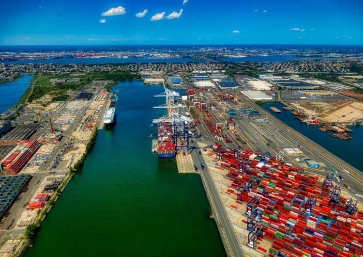 Terminal kontenerowy w USA. Ilustracja poglądowa  Przedstawiciel Portu w Hamburgu przedstawiany jako ekspert wypowiadający się krytycznie o terminalu kontenerowym w Świnoujściu