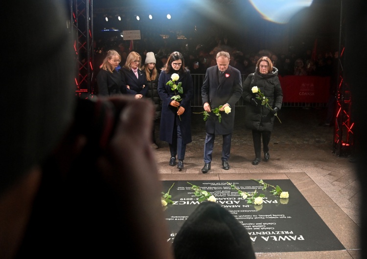Składanie kwiatów pod tablica pamiątkową Słaba frekwencja na wiecu w rocznicę śmierci Pawła Adamowicza