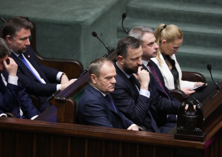 Obrady Sejmu RP, premier Donald Tusk z ministrami Budżet uchwalony nielegalnie? „Prezydent może uznać, że nie otrzymał ustawy a tzw. nieustawę”