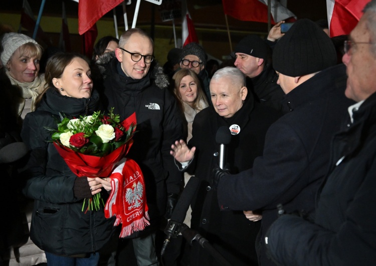 Manifestacja przed aresztem w Radomiu Jarosław Kaczyński: Mariusz Kamiński nie powinien otrzymać wyroku, ale najwyższe odznaczenie państwowe