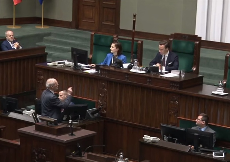 Obrady Sejmu RP [WIDEO] Gorąco w Sejmie: Krzysztof Bosak wyłączył mikrofon Antoniemu Macierewiczowi