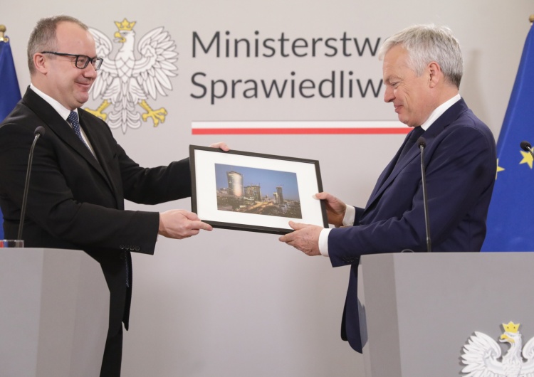 Adam Bodnar i Didier Reynders Bodnar wręczył Reyndersowi zdjęcie Warszawy. „Odbudowana także dzięki środkom unijnym” [WIDEO]