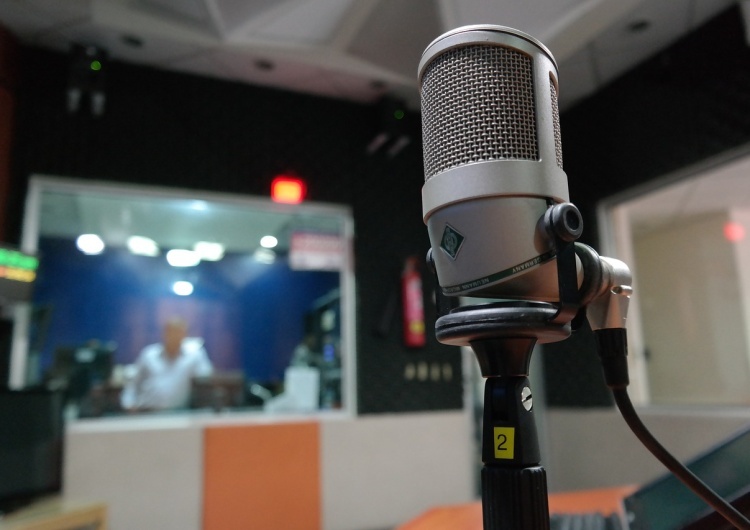 Dziennikarz w studio / zdjęcie poglądowe Po decyzji sądu ws. PR. Ekspert: Nie zazdroszczę