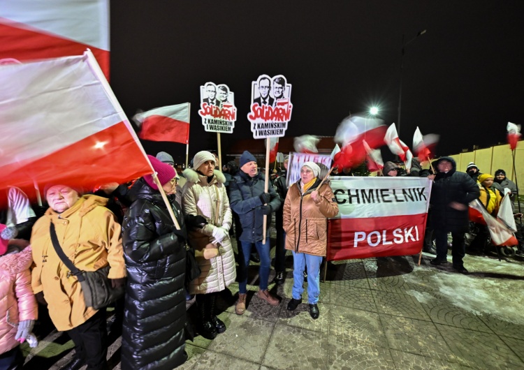 Manifestacja przed aresztem w Radomiu Gorąco pod aresztem w Radomiu: