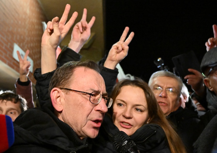 Mariusz Kamiński wychodzący z więzienia Kamiński i Wąsik przybyli do Pałacu Prezydenckiego