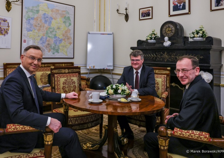 Spotkanie prezydenta Andrzeja Dudy z Mariuszem Kamińskim oraz Maciejem Wąsikiem Spotkanie prezydenta z Kamińskim i Wąsikiem. Opublikowano zdjęcia