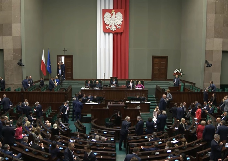 Obrady Sejmu RP Ruszyły obrady Sejmu. Bez Kamińskiego i Wąsika [NA ŻYWO]