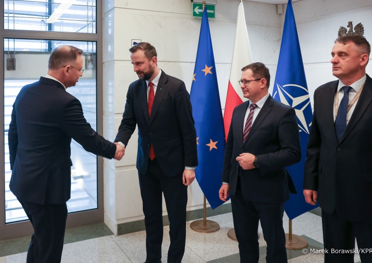 Spotkanie Prezydenta RP z szefem MON Trwa spotkanie Prezydenta RP z Ministrem Obrony Narodowej