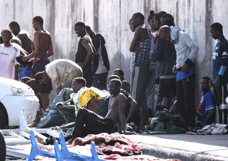 Migranci przybywają do Hiszpanii