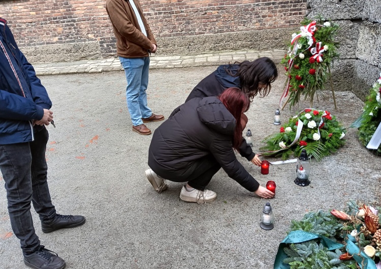 Młodzież zapala znicze pod Ścianą Straceń Dr Adam Cyra: Pamięć trwa