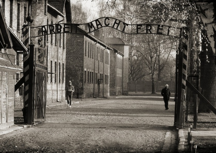 Brama do obozu Z piekła do piekła. Powojenne losy więźniów Auschwitz