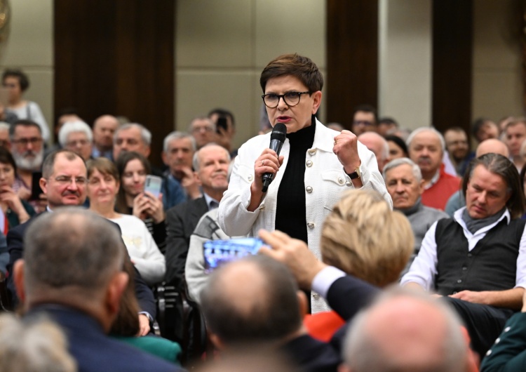 Beata Szydło Afera o lustro. Beata Szydło: „W tym widać strach”