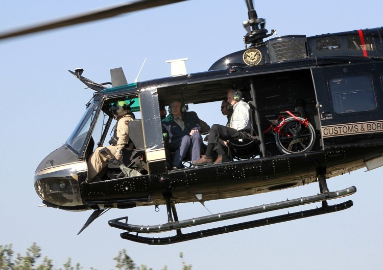 Gubernator Teksasu Greg Abbott w helikopterze patrolującym granicę z Meksykiem Paweł Jędrzejewski: Czy Stany Zjednoczone rozpoczną wojnę z Teksasem? 