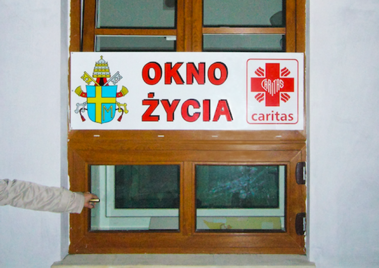 Okno Życia Noworodek we wrocławskim Oknie Życia. Maluszek urodził się chwilę wcześniej