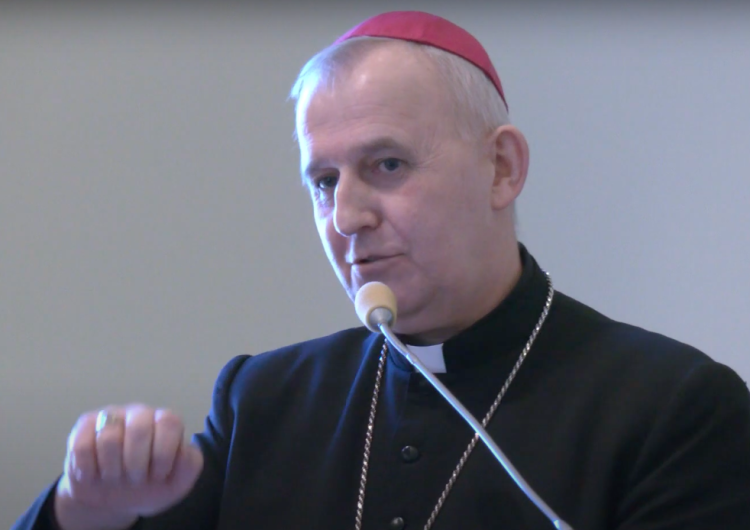bp Grzegorz Suchodolski KEP debatuje nt. duszpasterstwa młodzieży, biskupi rozmawiają z Tośką Szewczyk