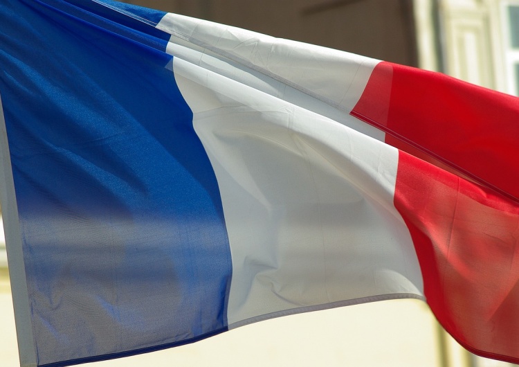 Flaga Francji - zdjęcie poglądowe Francuzi na znak protestu odwracają do góry nogami tablice z nazwami miejscowości